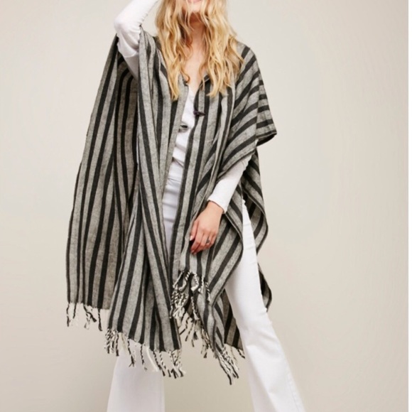 ✌🏼SOLD✌🏼{Free People} Cape/Poncho - Picture 2 of 8
